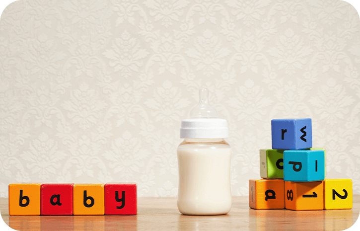 Buchstabenwürfel und Babymilch