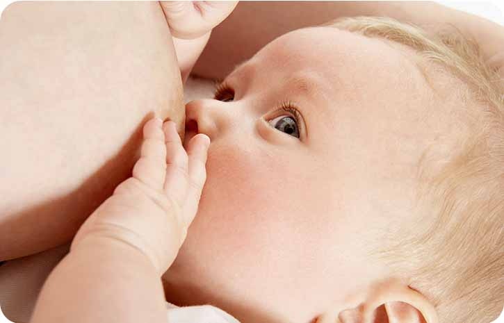 Baby trinkt Milch | Babyservice
