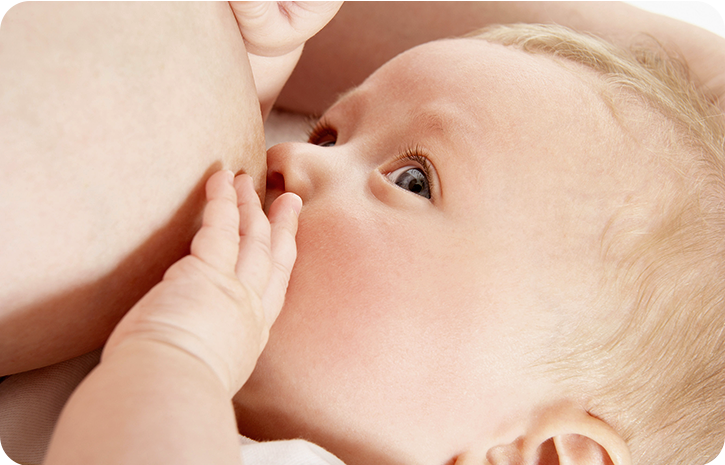 Baby trinkt Muttermilch | Babyservice 