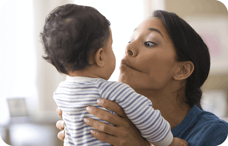 Mama und ihr Baby ziehen Grimassen | Babyservice