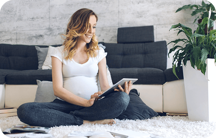 Mama mit Babybauch und iPad | Babyservice