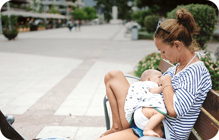 Frau stillt Baby | Babyservice