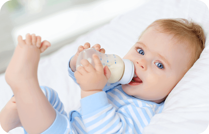 Baby trinkt Milch aus Flasche | Babyservice 