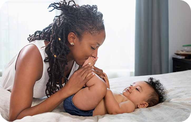 Mama und Kind kuscheln  | Babyservice 