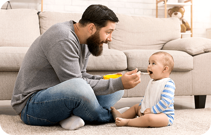 Papa füttert Baby | Babyservice