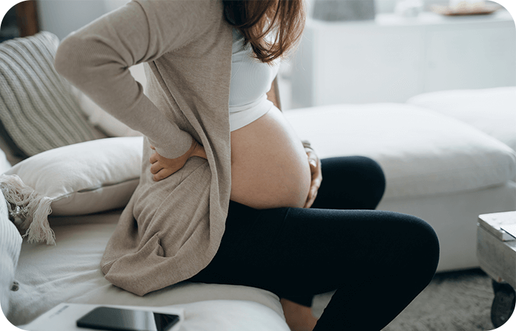 Schwangere Frau sitzend | Babyservice